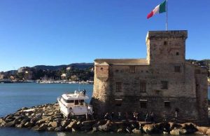 Rapallo, stivali in gomma e fascia tricolore: sindaco Bagnasco sale per protesta su yacht arenato