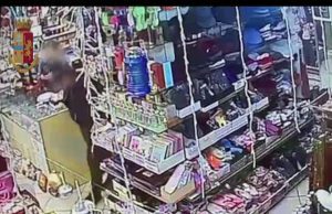 Rapinano negoziante a Sampierdarena: tre ecuadoriani presi, tre fuggono | Video