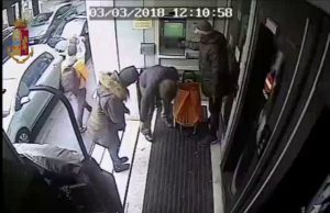 Odiosa truffa del bancomat ad anziani: la polizia incastra coppia | Video