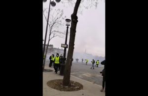 ‘Macron démission’. E la polizia carica gilets jaunes a Parigi: scontri e feriti | Video