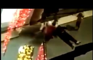 Spari al mercatino di Natale di Strasburgo: due morti e 11 feriti | Video