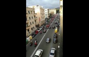 I Babbo Natale in moto per le vie di Genova | Video