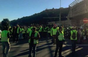 Ventimiglia, protesta gilets jaunes al confine: blocco barriera e code in autostrada