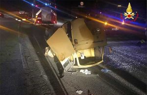 Apecar si ribalta tra Savona e Vado: due feriti