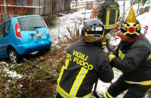 Cortino, auto finisce nella scarpata e si cappotta