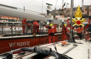 I VVF salvano da affondamento barca a vela ormeggiata nei pressi del Galata