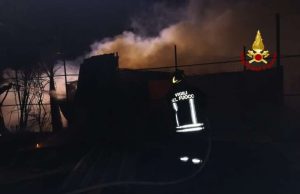 A fuoco dehor ristorante di Loano, fiamme spente dai VVF