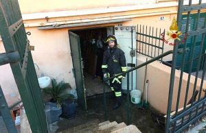 A fuoco magazzino in via Rino Mandoli, fiamme spente da VVF