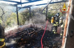 A fuoco veranda a Cogoleto, fiamme spente dai VVF