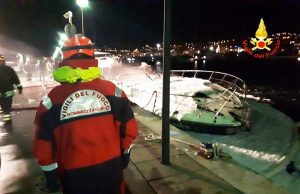 A fuoco yacht nel porto di Lavagna, fiamme spente dai VVF