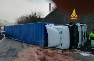 Tir Ribaltato sulla A7, tratto chiuso: aggiornamento ore 11.15 | Foto