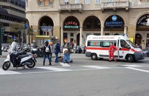 Incidente a Brignole tra scooter: uomo a terra | Foto