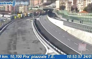 Vento forte in autostrada, chiusure e code: la situazione