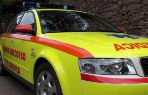 Un uomo 42enne in mountain bike sbatte contro un albero e muore