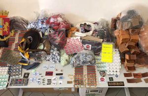 Trovato con 7 valigie piene di etichette marchi di moda, bengalese denunciato