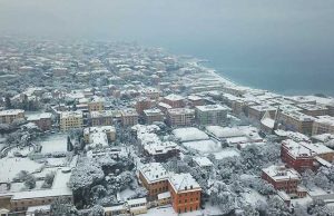 Dopo la neve, pericolo ghiaccio e vento: scuole aperte a Genova, parchi chiusi