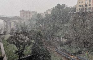 Neve, ore 16: disastro in Centro ma da Quarto in poi piove e si circola bene | Foto