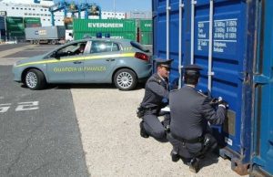 Con le banane 92 kg di cocaina: blitz della GdF a Vado Ligure Con le banane 92 kg di cocaina: blitz della GdF a Vado Ligure