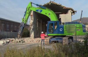 Lavori propedeutici demolizione Ponte Morandi: abbattuto fabbricato area ex Amiu | Video