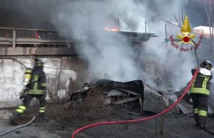 Tragedia a Cornigliano, brucia baracca: trovato corpo di un uomo carbonizzato | Video e Foto