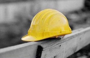 Altro incidente sul lavoro, operaio 58enne cade da betoniera e muore Bolzaneto, cade da impalcatura: morto 56enne