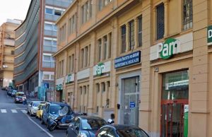 Liti tra questuanti al supermercato, nigeriano picchia donna