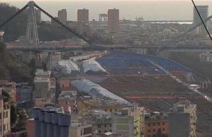 Sotto il ponte c’é: terreno cosparso di sostanze blu. Allarme su fb | Foto