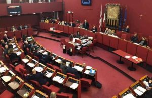 Tursi approva il bilancio e Bucci si toglie la mascherina: M5S lo bacchetta