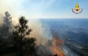 Incendio alture Prà, VVF sul posto in attesa dei mezzi aerei | Foto