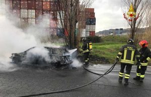 A fuoco auto a Santo Stefano, fiamme spente dai VVF | Foto