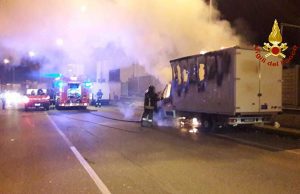 A fuoco camion a Bolzaneto, fiamme spente dai VVF