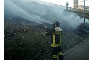 A fuoco sterpaglie nei pressi dei binari a Savona: incendio spento da VVF