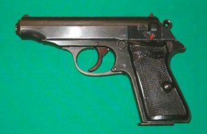 Pensa di detenere l’arma del genitore defunto ma è un giocattolo