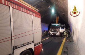 Camion incastrato in galleria sulla A10: aveva braccio alzato | Foto