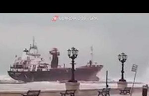Nave turca s’incaglia davanti alla spiaggia di Bari | Video