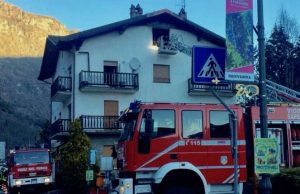 Rogo mansarda Antey, coppia si lancia da 3° piano: 21enne di Chiavari in condizioni disperate