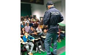 La Polizia nelle scuole medie di Ventimiglia: 110 studenti a lezione contro il cyberbullismo