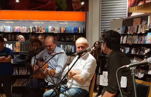 Festa grande da Feltrinelli con il comico Carlo Denei
