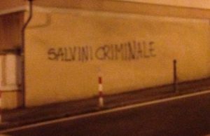 Secondo raid notturno bravi ragazzi annoiati: Salvini criminale e Bucci belinun. Indagini Digos