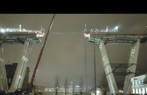 Sei mesi dopo, ore 18.20: prime 900 tonnellate del Ponte Morandi giù a terra | Video