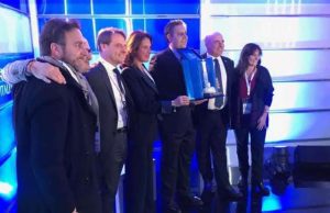 Casa Sanremo, inaugurato Spazio Liguria. Toti porta scultura Lanterna, simbolo di Genova