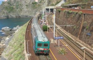 Manarola, turista travolta da treno: distratta da telefonino. Rischia amputazione gamba