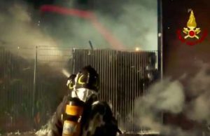 Savona, rogo cassonetti rifiuti. Incendi boschi sopra Noli e Genova | Video