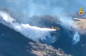 Diversi incendi nell’entroterra di Imperia, sul posto anche il canadair Diversi incendi nell’entroterra di Imperia, sul posto anche il canadair