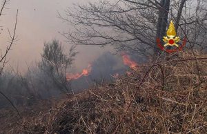 A fuoco bosco sopra Bordighera, in azione anche elicottero Dal 22 luglio in Liguria scatta stato di grave pericolosità per gli incendi