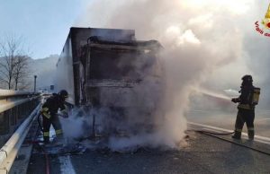A fuoco camion sulla A12, carico salvato | Foto