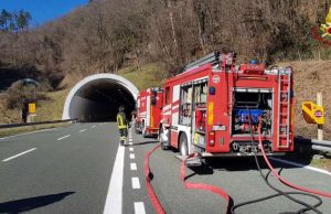 Tir a fuoco sulla A10 nei pressi del confine, fiamme spente dai VVF