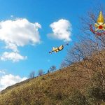 Dopo una notte di lavoro è ancora attivo l’incendio ad Arma di Taggia