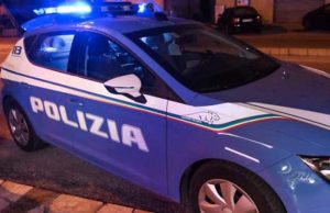 Rumeno ubriaco con coltellino sul bus, sputa a una ragazza: denunciato Tenta di entrare in un negozio vicino all’Acquario