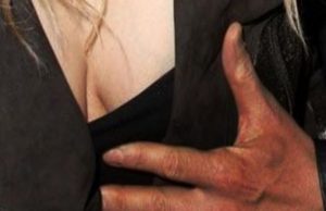 Violenza sessuale, marocchino palpeggia donna al supermercato. Poi danneggia auto: preso